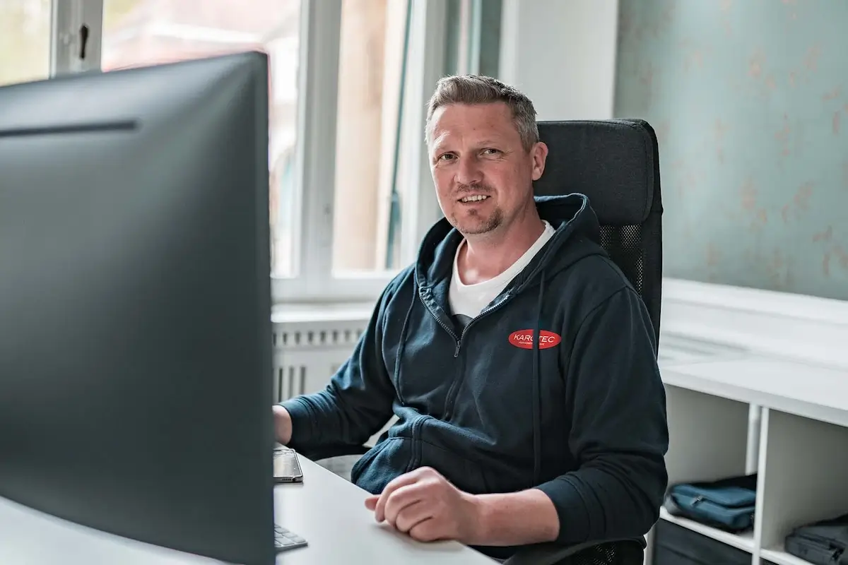 Mitarbeiter der Kanalreinigung Adelberg am Arbeitsplatz mit Computer.