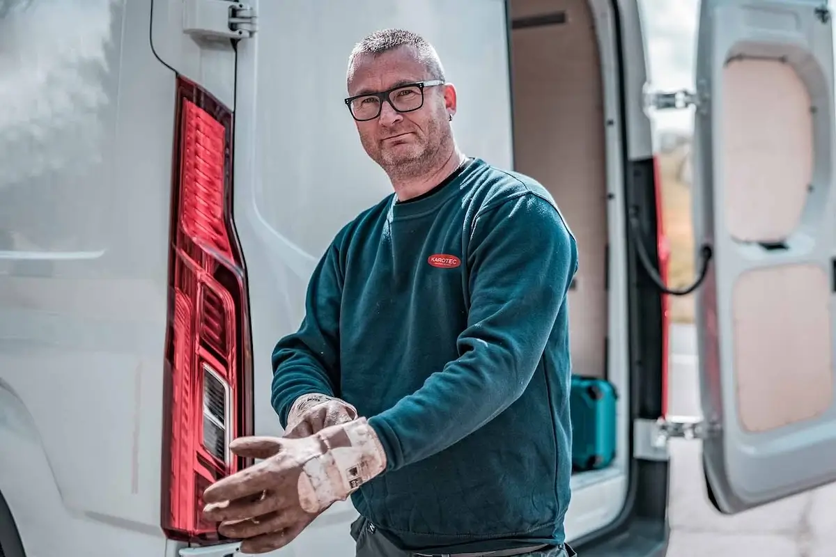 Fachmann für Kanalreinigung Bitz bei der Vorbereitung von Werkzeugen am Servicefahrzeug.